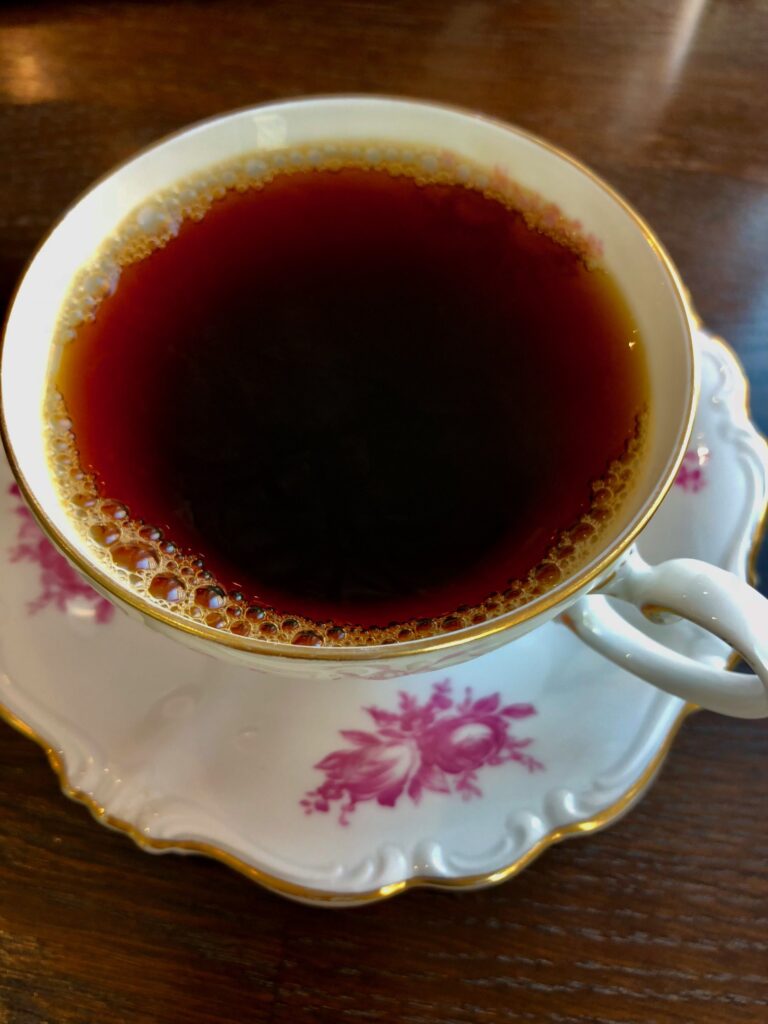 Kaffet är godast när bönorna är nymalda och kommer från en brasiliansk bonde.